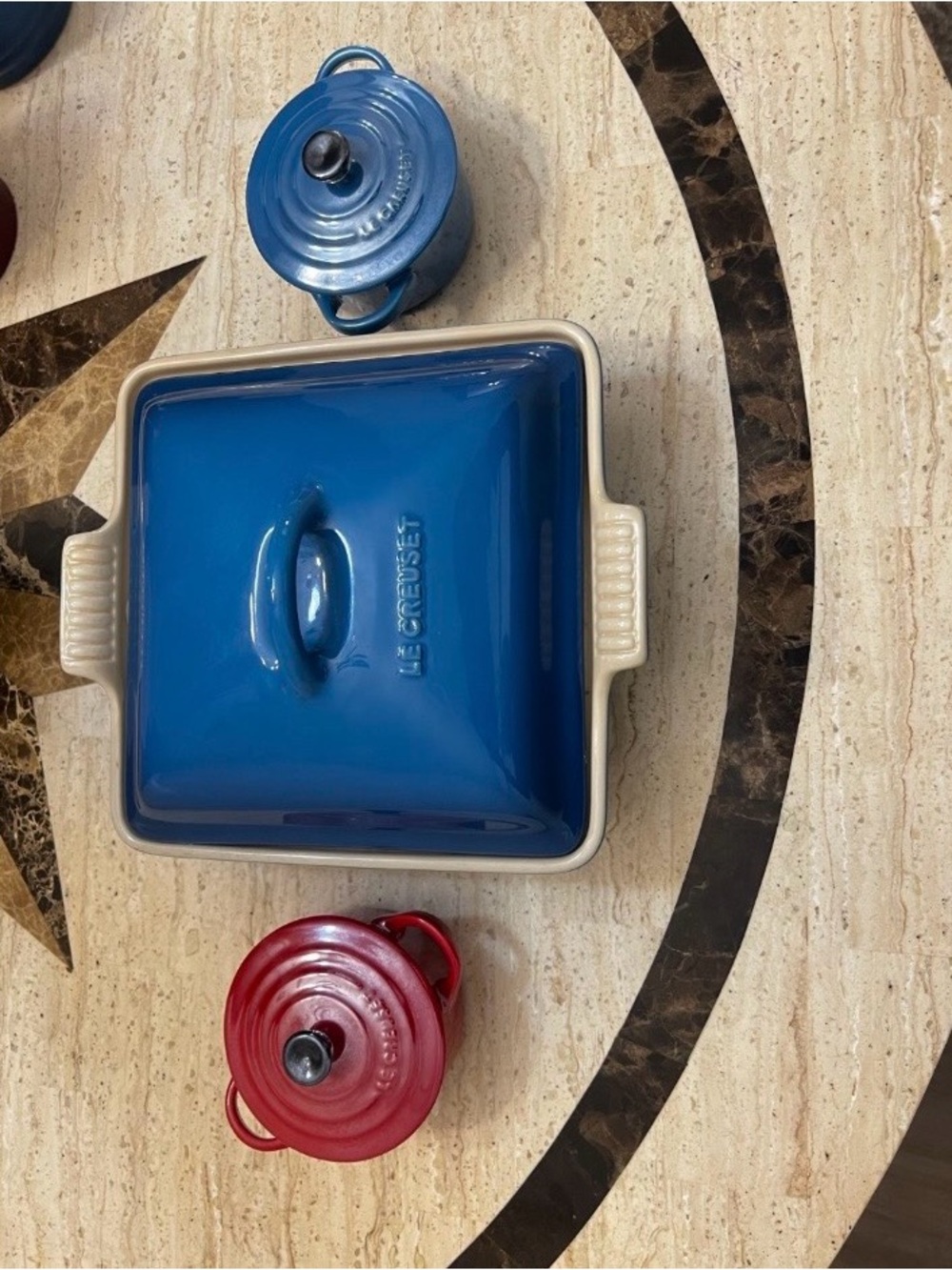 Le Creuset Heritage Square Casserole Dish (23cm) + 2 Mini Cocottes